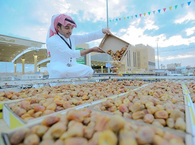 A worker prepares dates boxes in Saudi Arabia. (SPA)