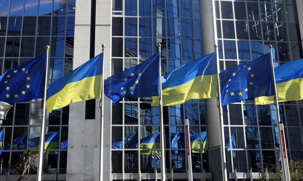 The flags of the European Union and Ukraine flutter outside the European Parliament building, in Brussels, Belgium. (Reuters)