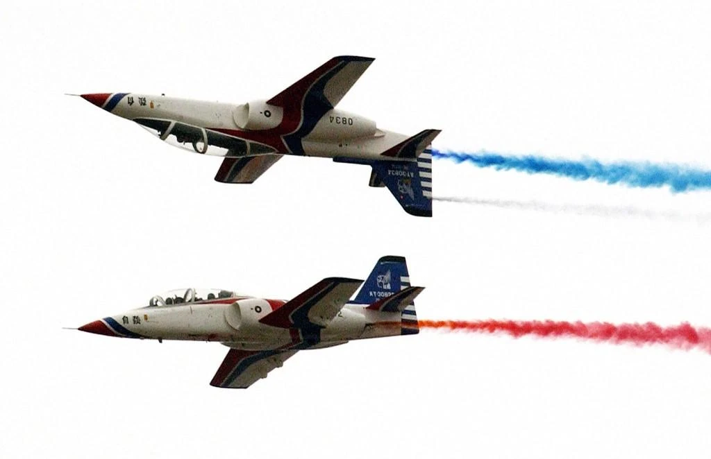 Two AT-3 aircraft perform stunts during a ceremony in a Taiwan airbase in Pingtung, 15 April 2006. (AFP)