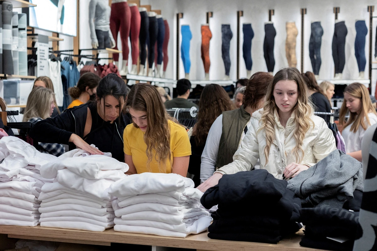 Rising cost of living hurts US consumer confidence
