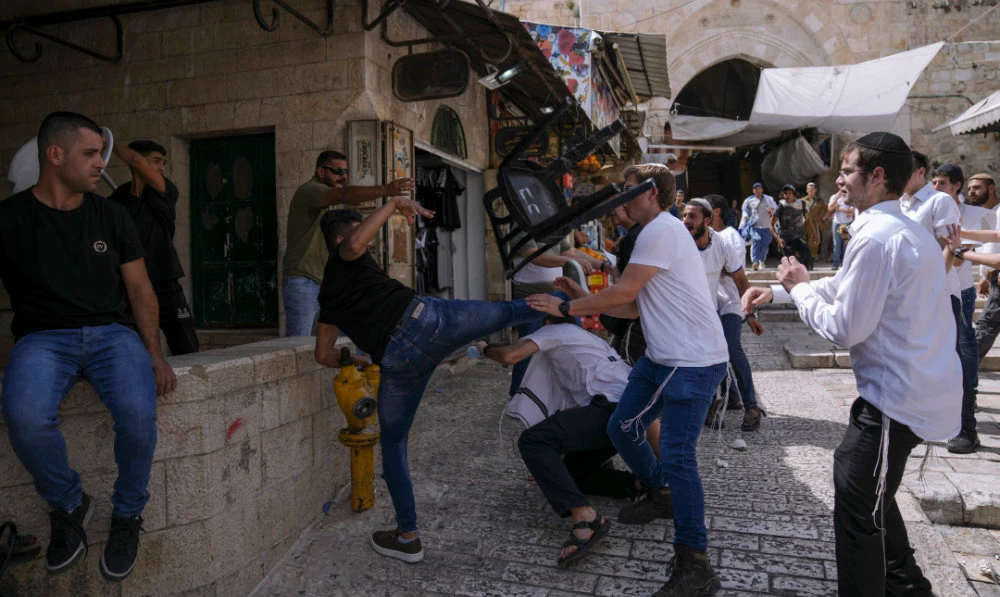 Palestinians and Jewish youths clash in Jerusalem's Old City as Israelis mark Jerusalem Day, an Israeli holiday celebrating the capture of the Old City during the 1967 Mideast war, May 29, 2022. (AP)