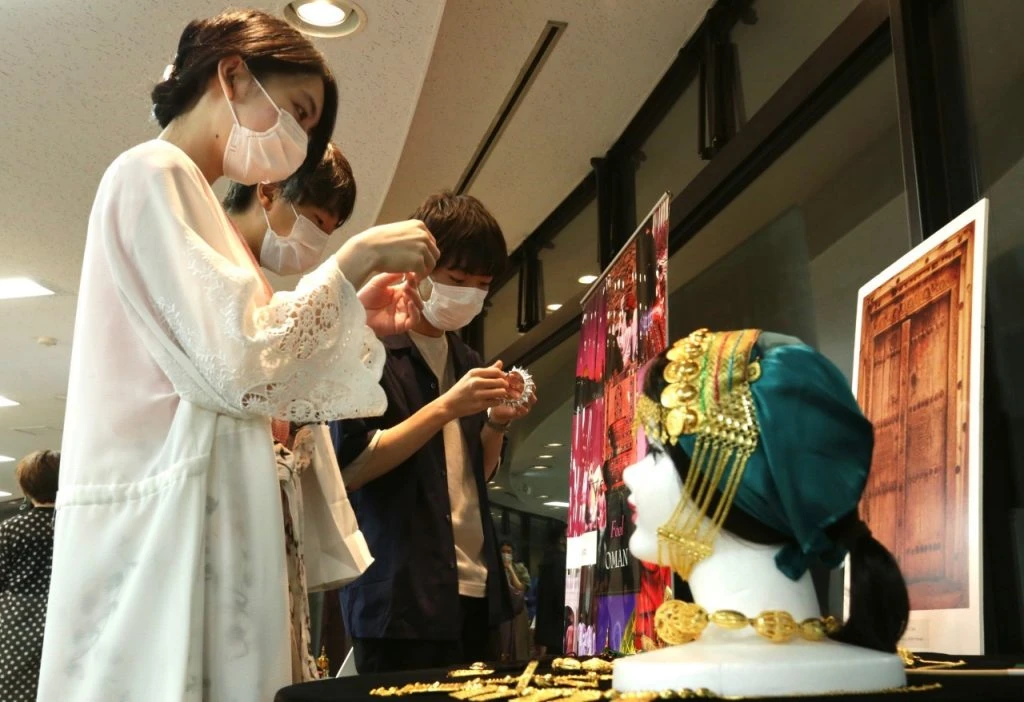 Waseda University and the embassy of Oman held a join cultural evening to mark the 50th anniversary of diplomatic relations between Japan and Oman. (ANJP)