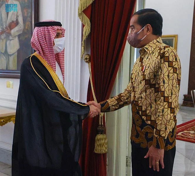 Saudi Arabia’s Foreign Minister Prince Faisal bin Farhan meets with Indonesia’s president on Tuesday. (SPA)
