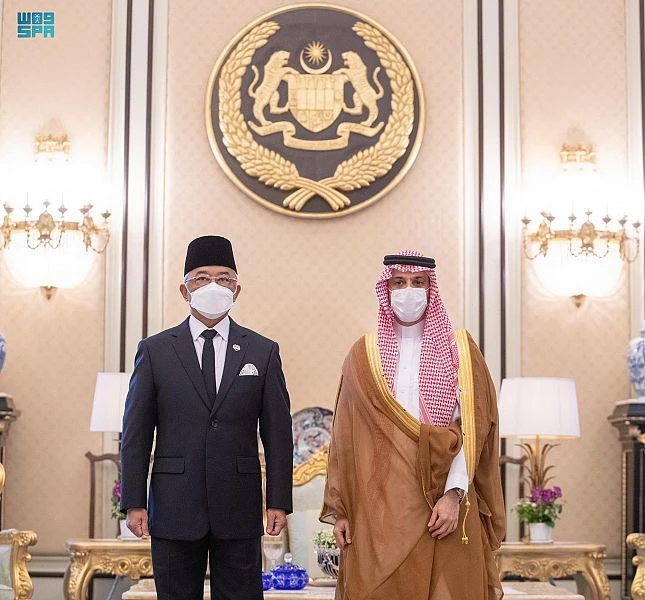 Saudi Arabia’s Foreign Minister Prince Faisal bin Farhan meets with Malaysia's King Al-Sultan Abdullah in Kuala Lumpur on Wednesday. (SPA)