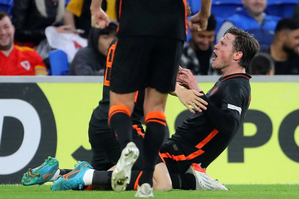 Netherlands' striker Wout Weghorst (R) celebrates with teammates after scoring their winner during the UEFA Nations League, league A group 4 football match against Wales at Cardiff City stadium in Cardiff, south Wales on June 8, 2022. (AFP)