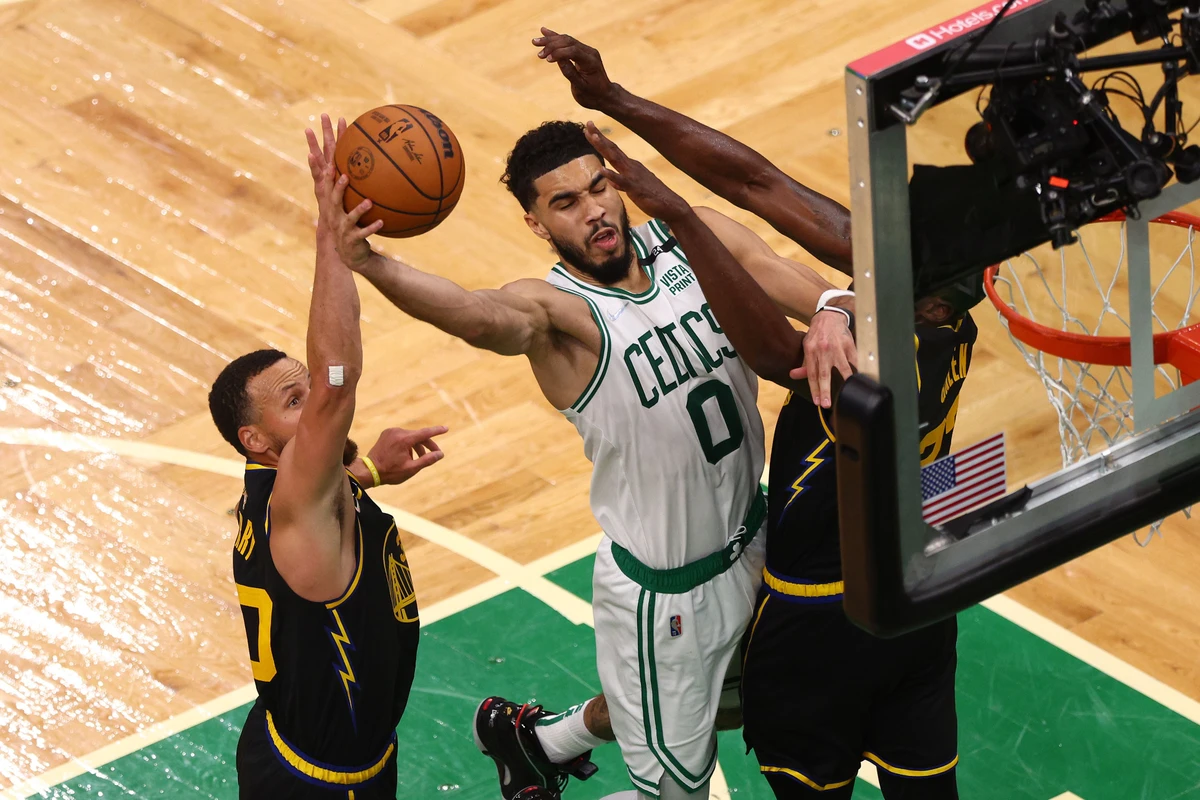 Jayson Tatum of the Boston Celtics drives to the basket against Stephen Curry #30 and Draymond Green #23 of the Golden State Warriors in the fourth quarter during Game 3 of the 2022 NBA Finals. (AFP)