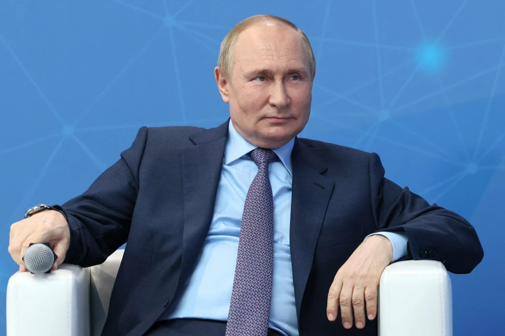 Russian President Vladimir Putin meets young entrepreneurs in Moscow on June 9, 2022. ( SPUTNIK/AFP)