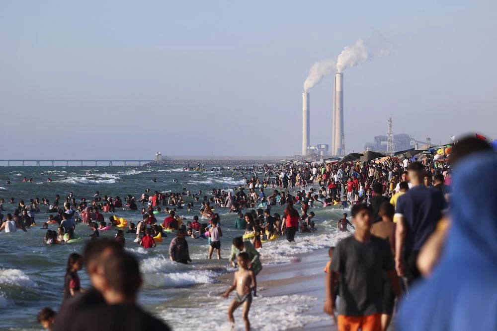 Palestinians flock to the beach in Gaza for first time in two years