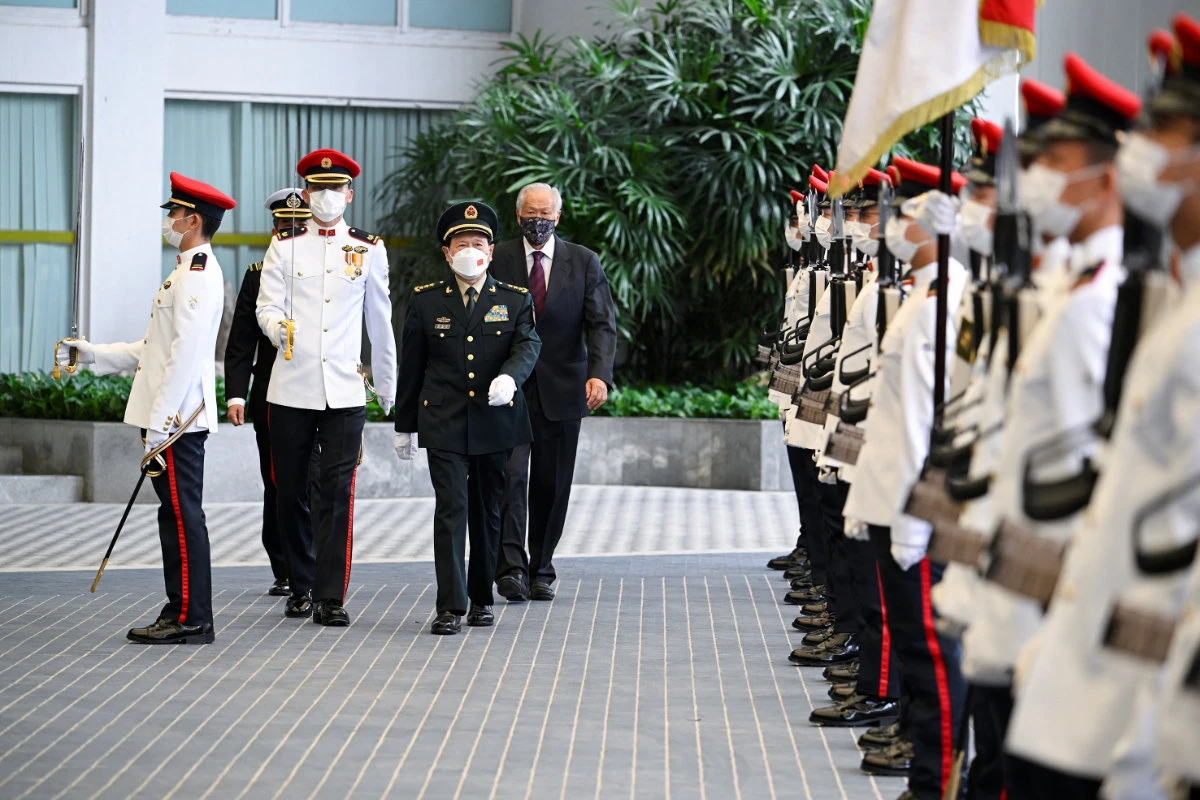 China's State Councilor and Defense Minister General Wei Fenghe and Singapore's Defense Minister Ng Eng Hen inspect the Guard of Honor in Singapore during Wei Fenghe's official visit on June 9, 2022. (Reuters)