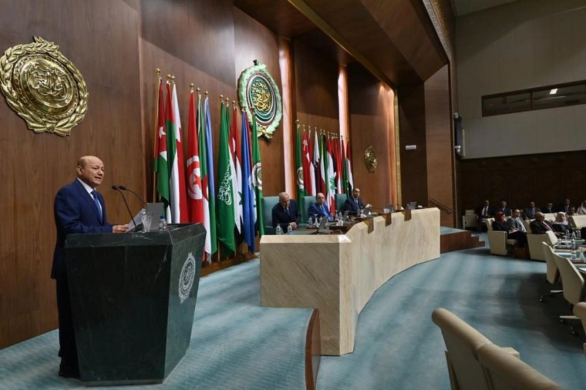 Yemeni President Rashad Al-Alimi speaks during an Arab League session in Cairo. (Saba)