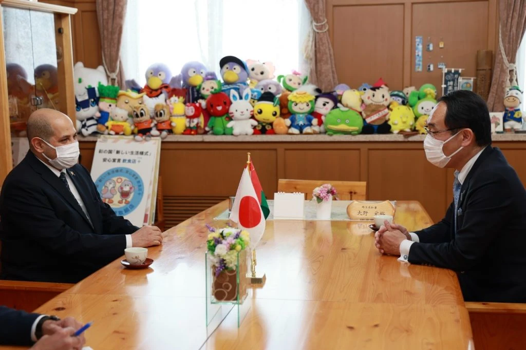 Oman ambassador to Japan Dr. Mohamed Al-Busaidi paid a courtesy call to Saitama Prefecture Governor ONO Motohiro, a well-known Arabist in Japan. (photos provided by Saitama Prefectural Government)