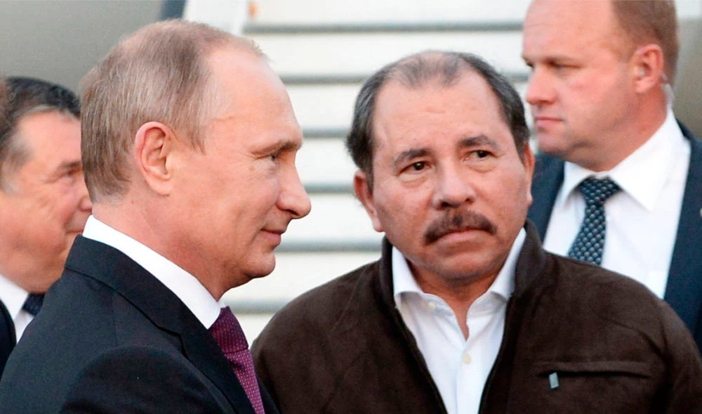 Nicaragua's President Daniel Ortega, right, and Russian President Vladimir Putin, left, attend a welcome ceremony at an airport in Managua, Nicaragua, July 11, 2014. (AP)