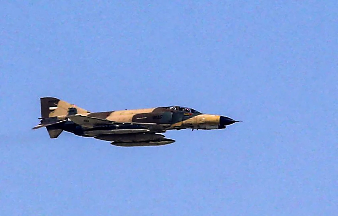 Iran fighter jet crashes after engine fails, pilots survive