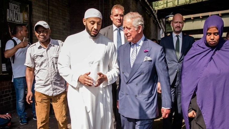 Prince Charles and Imam Mohammed Mahmoud visit floral tributes left close to the scene of the Finsbury Mosque attack in the Finsbury Park area of north London on June 21, 2017. (AFP)