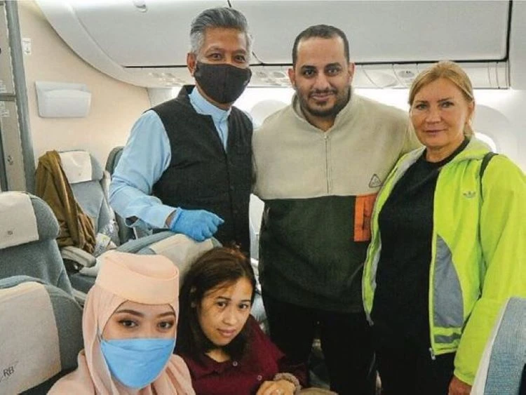 Josoy Jenny, Dr. Mulfi Ibrahim Alkhinjar, cabin supervisor Romzi bin Haji Mohammad Yousuf and cabin crew Siti Nurhafizzah Metassan after a safe delivery. (Supplied)