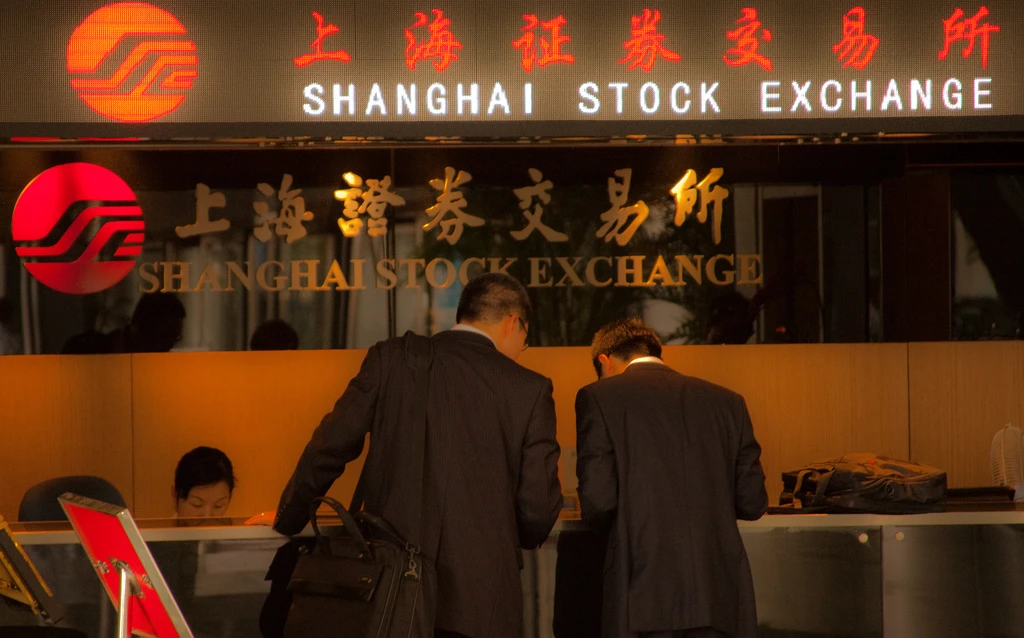 The blue-chip CSI300 index rose 0.5 percent to 4,330.43, while the Shanghai Composite Index was almost unchanged at 3,315.43 points.