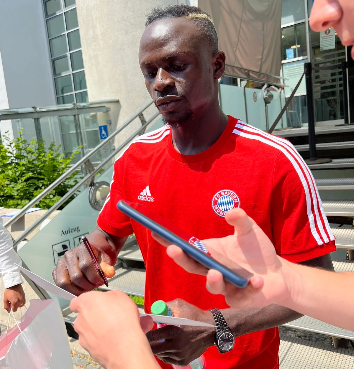 Sadio Mane signed autographs wearing a Bayern Munich shirt Tuesday. (Courtesy: @FootballJOE)