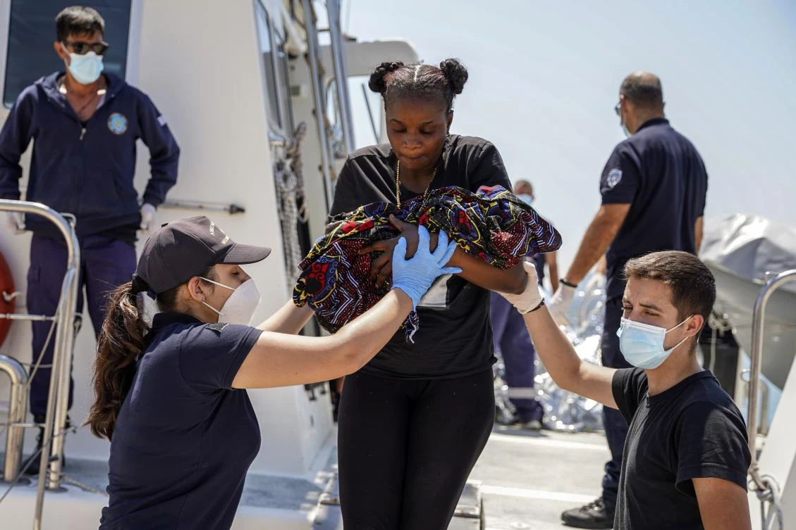 Greece: Stranded on tiny island, migrant mother gives birth