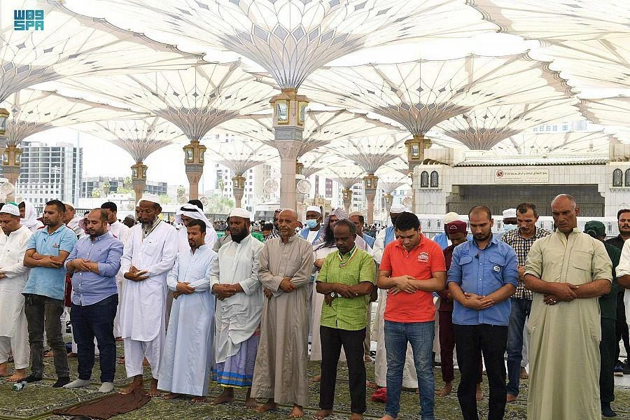Worshippers pray under the electric umbrellas installed at the Prophet’s Mosque in Madinah. (SPA)