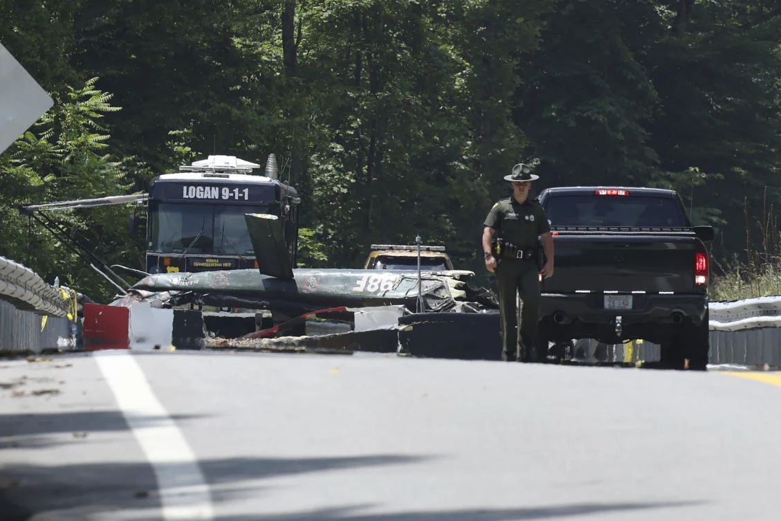 6 die in crash of Vietnam-era helicopter in West Virginia