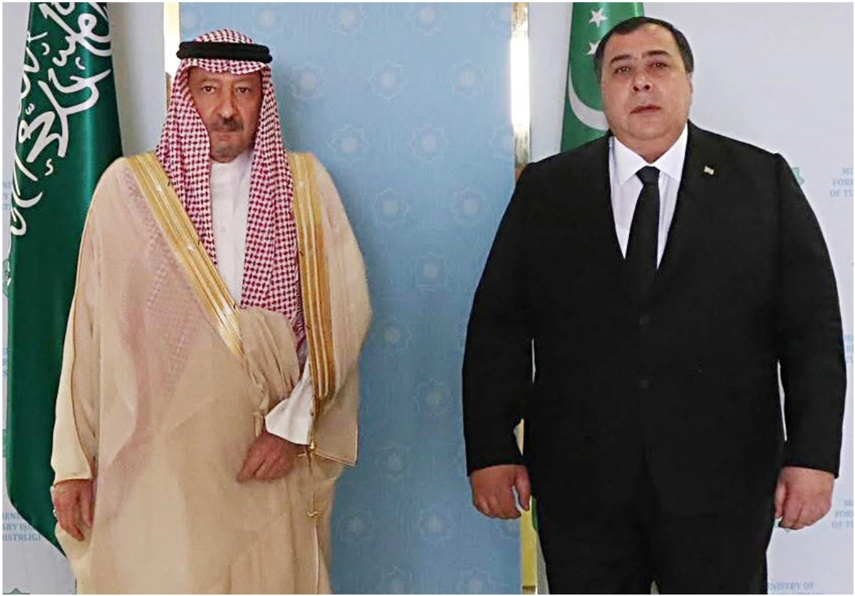 Saudi Deputy Foreign Minister Waleed Al-Khuraiji (L) meeting with his Turkmen counterpart Berdyniyaz Myatiev in Ashgabat on Thursday. (SPA)
