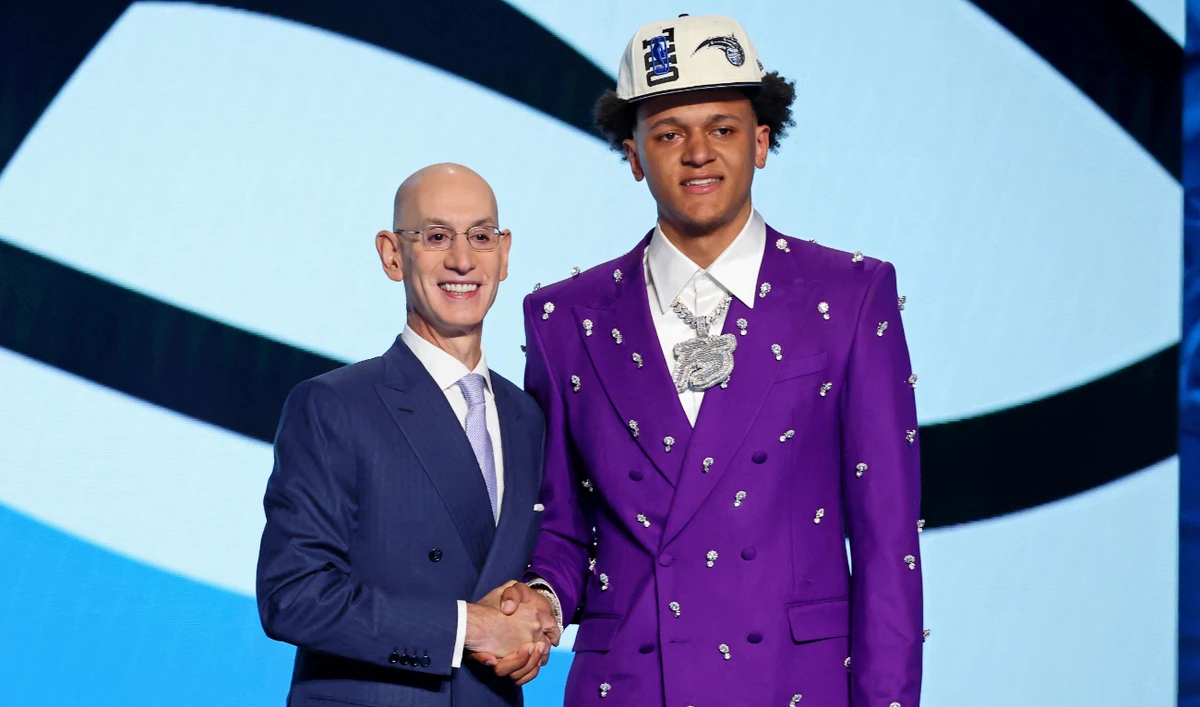 Paolo Banchero (Duke) shakes hands with NBA commissioner Adam Silver. (USA TODAY Sports)