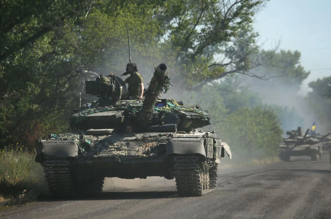 Ukrainian troops move by tanks in eastern Ukrainian region of Donbas as Ukraine says Russian shelling caused “catastrophic destruction.” (AFP)