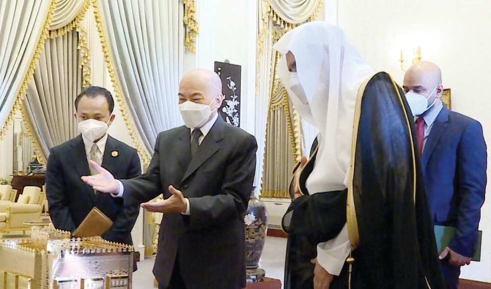 Muslim World League Secretary-General Dr. Mohammed bin Abdulkarim Al-Issa meets Cambodian King Norodom Sihamoni in Phnom Penh. (Supplied)