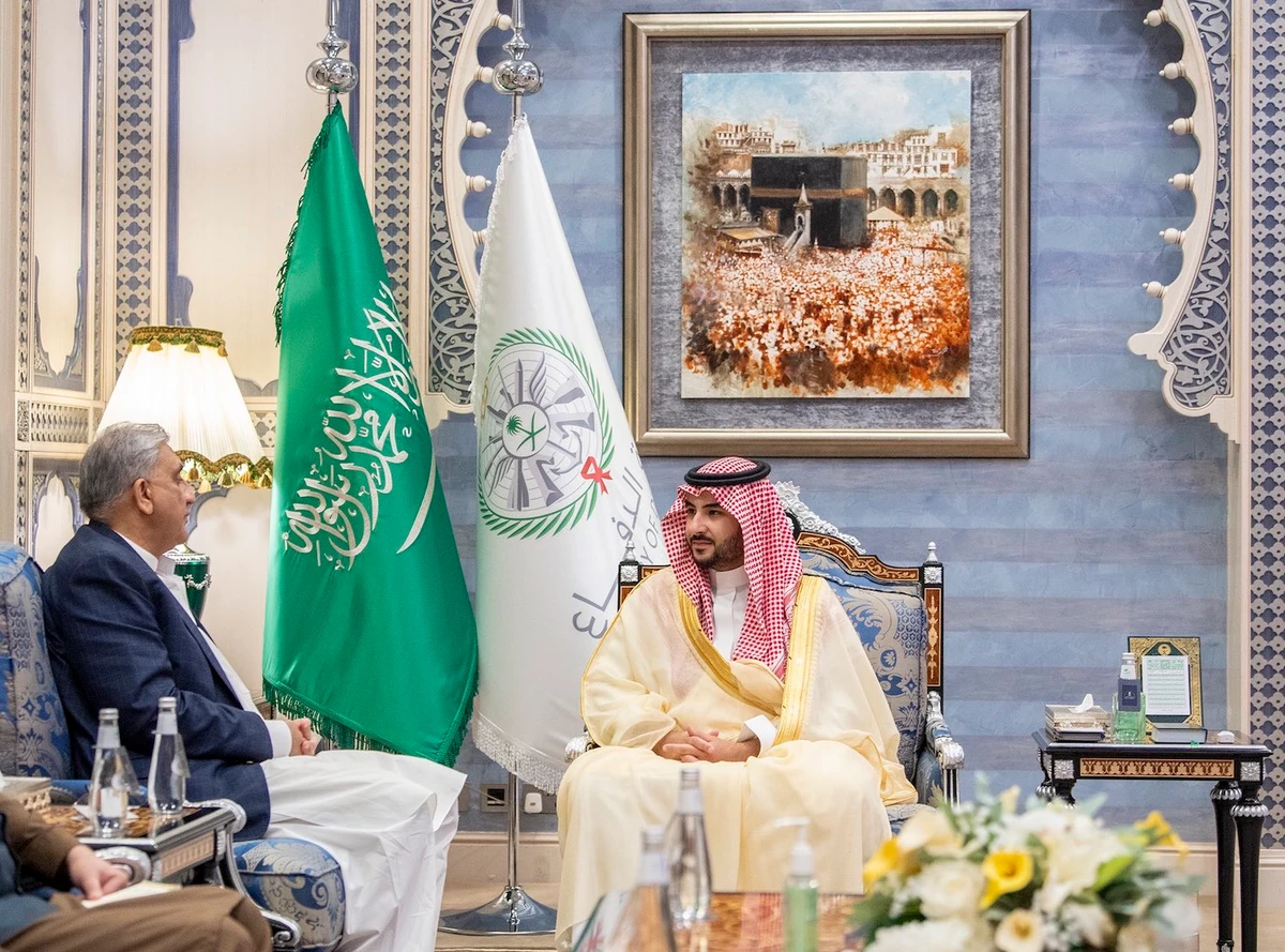Saudi Arabia's Deputy Defense Minister Prince Khalid bin Salman meets with Pakistan's Chief of Army Staff Qamar Javed Bajwa. (@kbsalsaud)