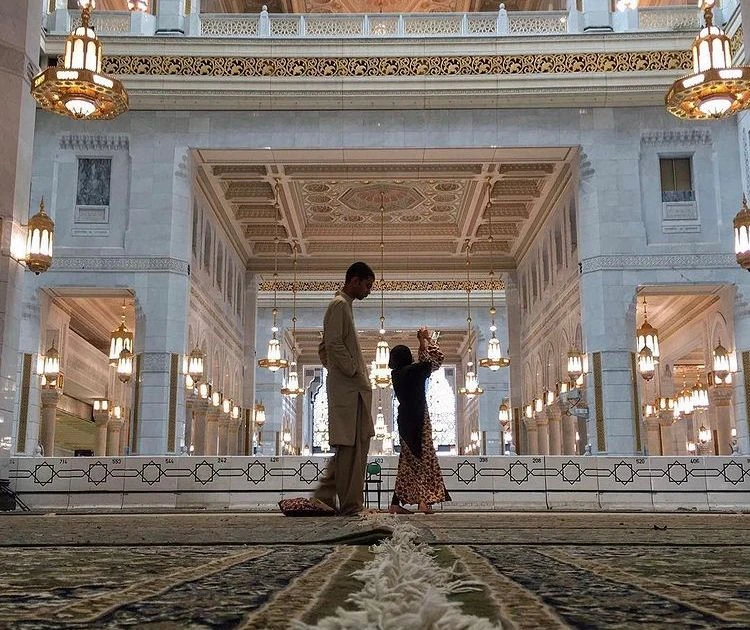 Sarah Rana and her son are pictured at the Grand Mosque in Makkah during a trip to the Kingdom to perform Umrah in 2017. (Supplied)