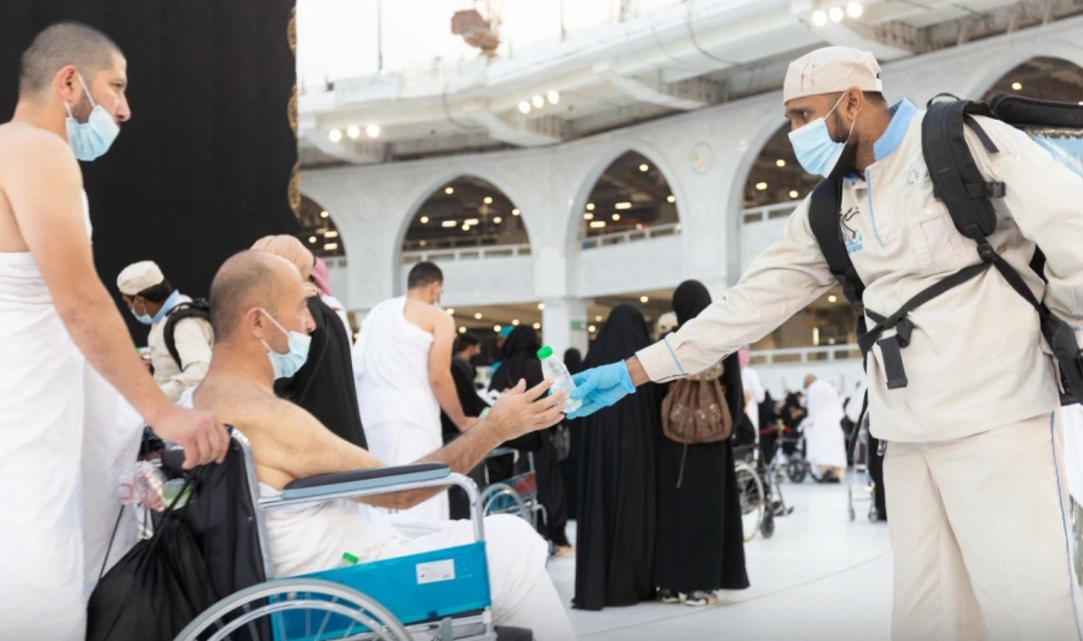 A worker at the Grand Mosque in Makkah distributes Zamzam water. (@ReasahAlharmain)
