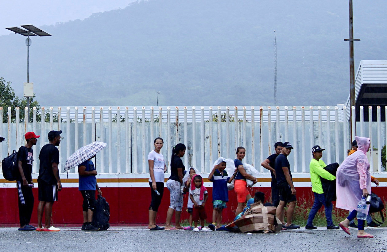 Migrants line up in southern Mexico on July 1 to join a caravan toward the US border. (REUTERS)