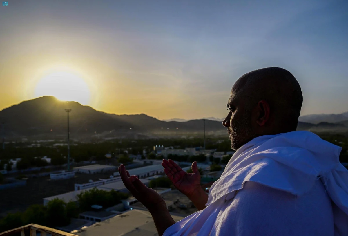 A pilgrim prays at Mount Arafat. (@SPAregions)