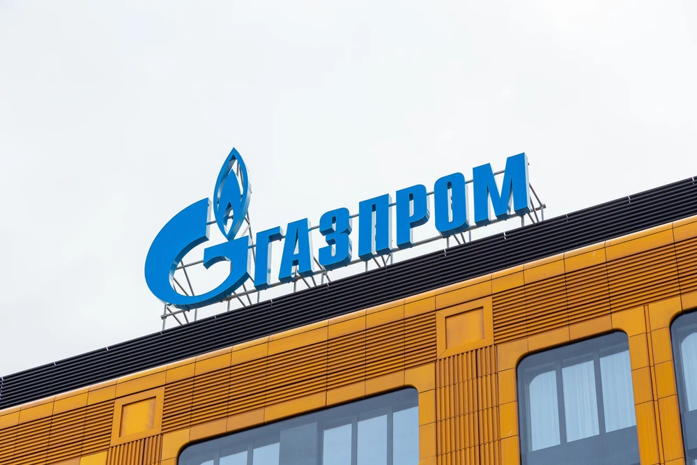 Volatile rouble slumps to 10-day low; Gazprom shares extend losses