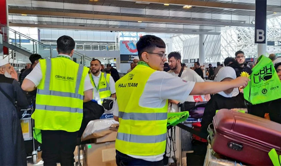 CBHUK volunteers assist hajj pilgrims at Manchester Airport on June 25, 2022. (@cbhuk)