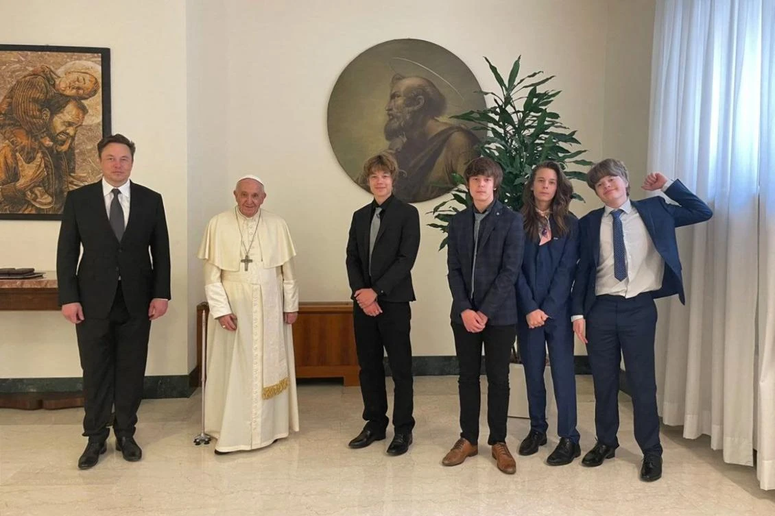 This handout photo obtained on Saturday from the Twitter account of Tesla chief Elon Musk shows Pope Francis posing on Friday during a private audience in The Vatican, with Elon Musk and Musk’s children. (AFP)