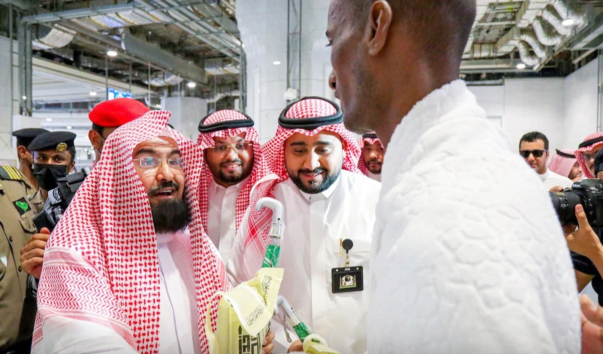 The President of the General Presidency for the Affairs of the Two Holy Mosques Sheikh Abdulrahman Al-Sudais talks to a Hajj pilgrim. (@ReasahAlharmain)