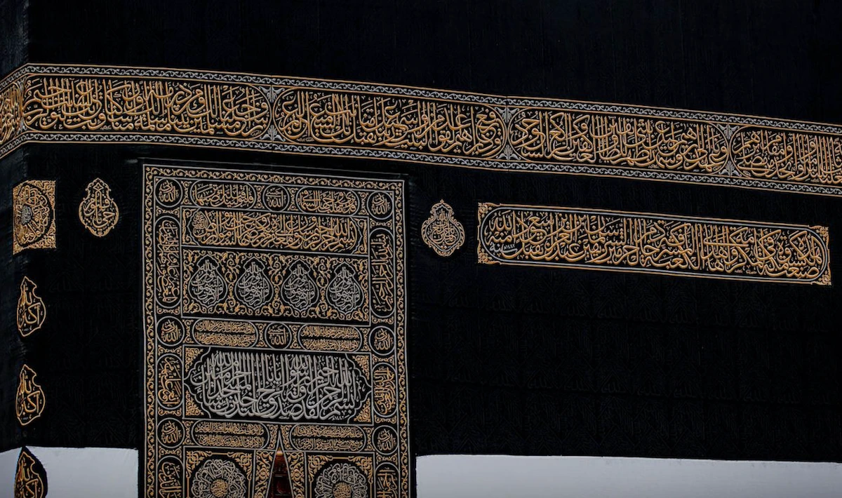 The Kaaba can be seen at the Grand Mosque in Makkah. (@ReasahAlharmain)