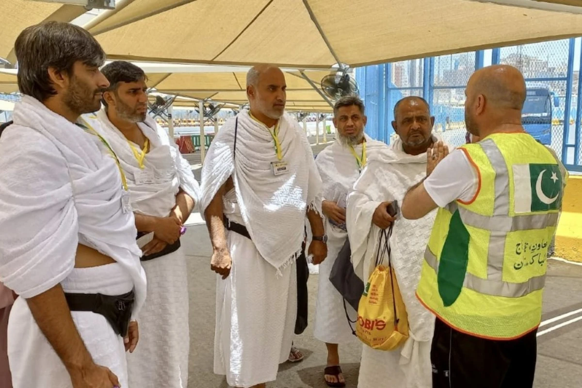 Pakistani Hajj volunteers receive pilgrims in Makkah, Saudi Arabia, on June 16, 2022. (Supplied/Pakistan Hajj Mission)
