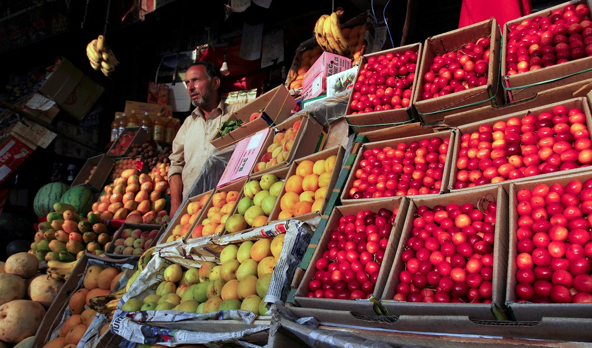Fruit growers in Indian-administered Kashmir face losses as trucks caught in pilgrimage traffic jams