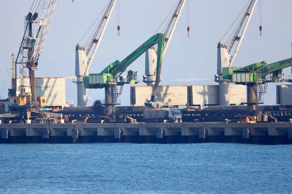 Russian-flagged bulk carrier Mikhail Nenashev is unloaded at the MMK Port in Dortyol near the Mediterranean town of Iskenderun, Turkey June 27, 2022. (REUTERS)