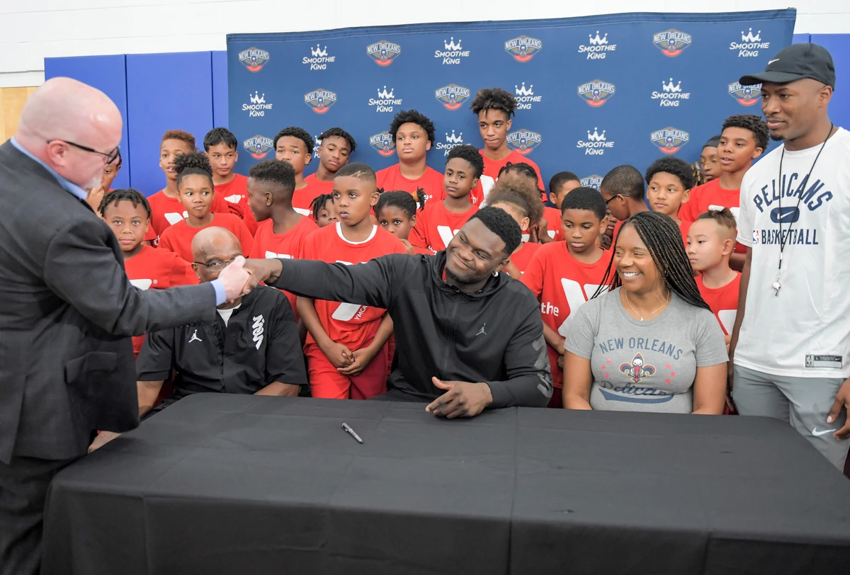 New Orleans Pelicans forward Zion Williamson shakes hands with VP of basketball operations David Griffin. (AP)