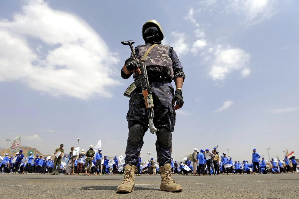 A member of Houthi-affiliated security forces stands guard during a rally celebrating the end of summer camps organized by Yemen’s Houthi rebels in Sanaa on June 27, 2022. (AFP)