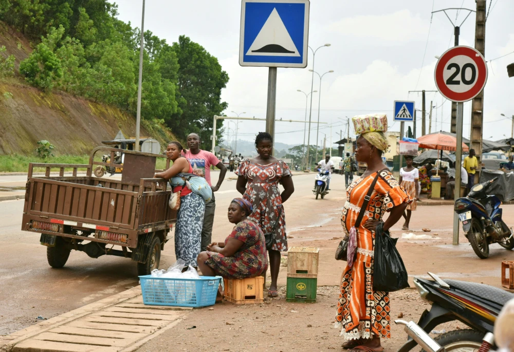Street vendors in Noe, a border town between Ivory Coast and Ghana where residents have not been able to cross due to the COVID-19 pandemic on September 22, 2021. (AFP)