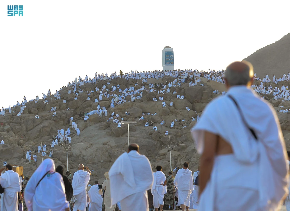 More than 100,000 bottles were distributed to pilgrims after their arrival at Namirah Mosque in Arafat to perform Dhuhr and Asr prayers. (SPA)