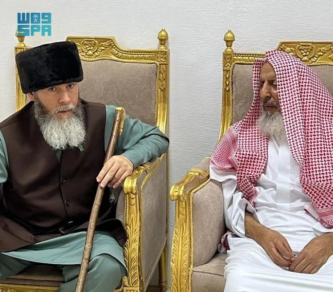 Saudi Arabia’s Grand Mufti Sheikh Abdulaziz bin Abdullah Al-Asheikh receives his Chechen counterpart in Mina. (SPA)