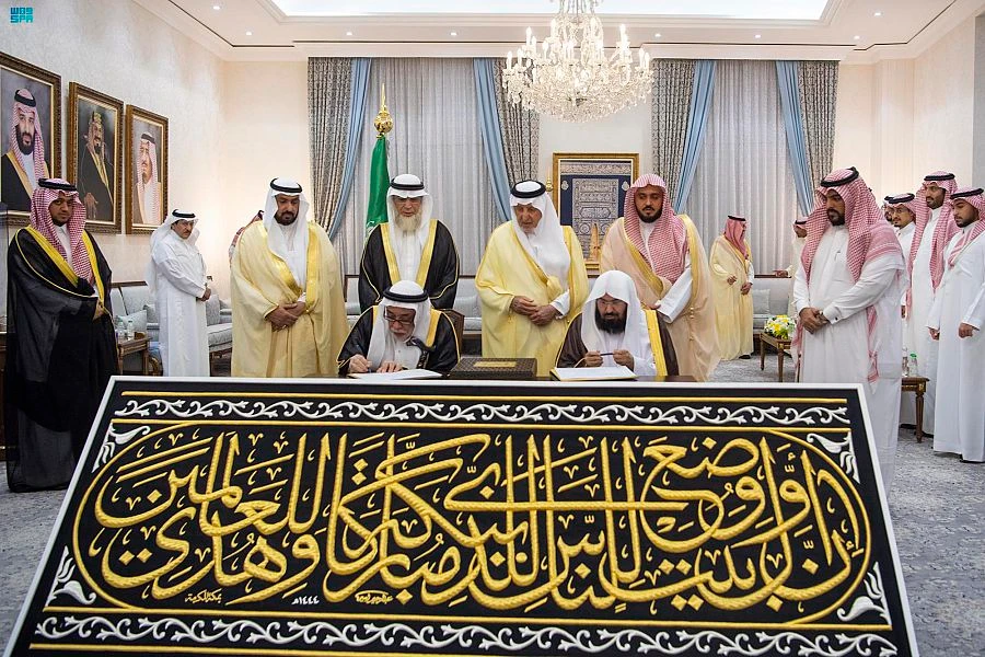 Kaaba kiswa handed over to senior keeper