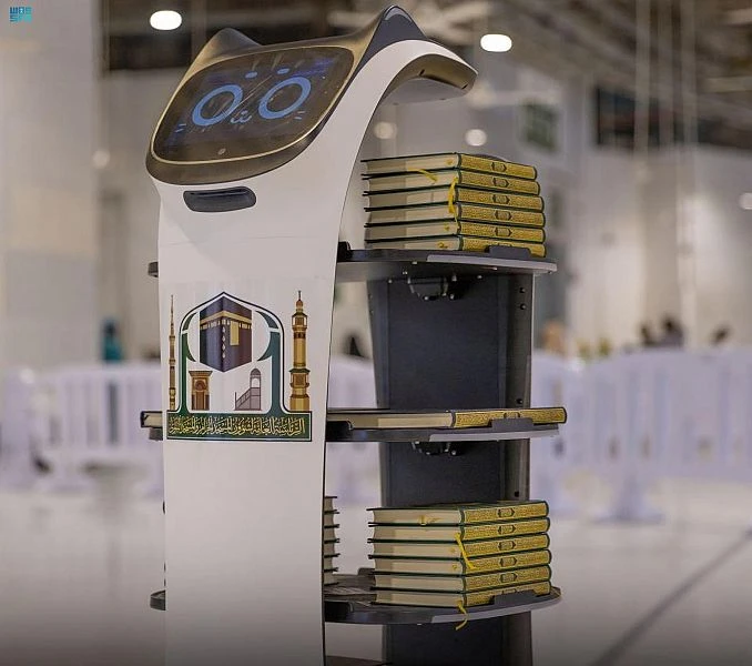 Robot distributes copies of Qur’an to Hajj pilgrims as they perform farewell Tawaf