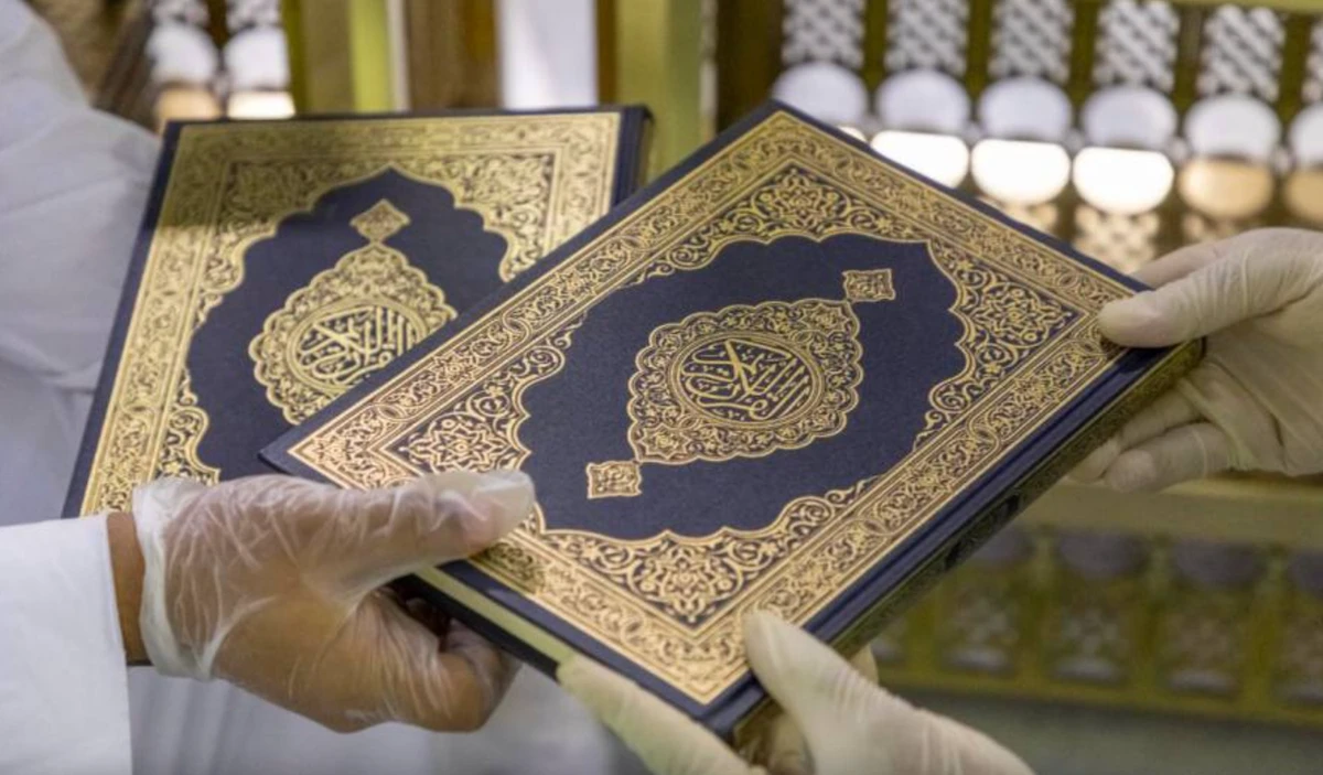 Departing Hajj pilgrims receive copies of the Qur’an at Jeddah airport