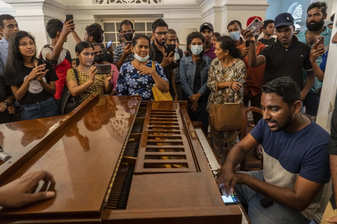 Sri Lanka protests continue despite curfew, heavy troop deployment
